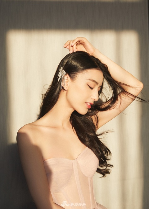 黄圣依磁力：黄圣依拍照遮眼俏皮甜笑 穿抹胸裙仙气飘飘美出新高 黄圣依写真