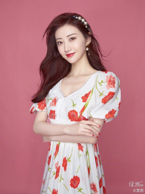 景甜磁力：景甜夏日美照 穿花朵长裙戴珍珠饰品温柔似仙女 景甜夏日写真